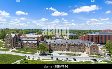 Blick aus der Vogelperspektive auf die Towson University Historic Stephens Hall Gothic Tudor Building mit Green Copper Clock Tower Maryland Stockfoto