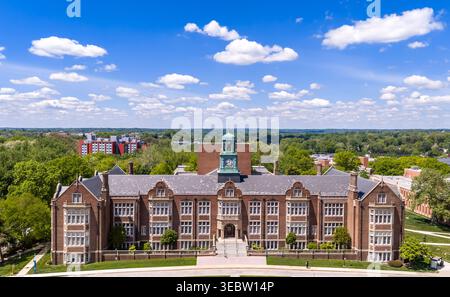 Close Luftaufnahme des gotischen Tudor Dormitory Building der Towson University mit Details aus Schieferdach und Kalkstein und neuem Gebäude Stockfoto