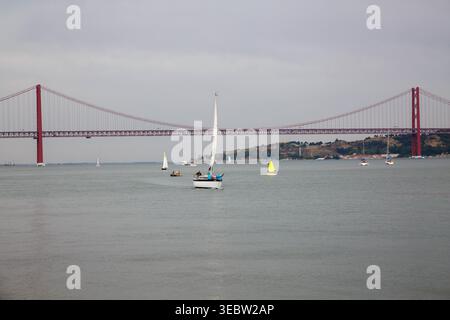 Die Brücke über den Fluss Tejo am 25. April in Belem, Lissabon, Portugal Stockfoto