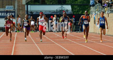 Rachel Whyte Troy, Kyndal Turner James Madison, Ruth Agadama Houston, Nilijah Darden Howard, Jatavia Robinson Morgan State und Caylie Jefferson Hampton traten in Heat 2 des 100-m-Dashs der College Women während der 130. Penn Relays am Franklin Field am Freitag, 24. April 2026 in Philadelphia an. (Jeff Scudder/Bild des Sports) Stockfoto