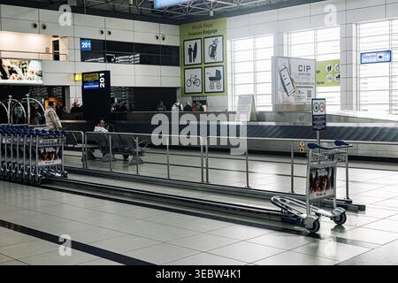 Gepäckausgabebereich mit übergroßem Gepäckschalter und Karussells am Flughafen Antalya Terminal 2, 13. März 2026. Stockfoto