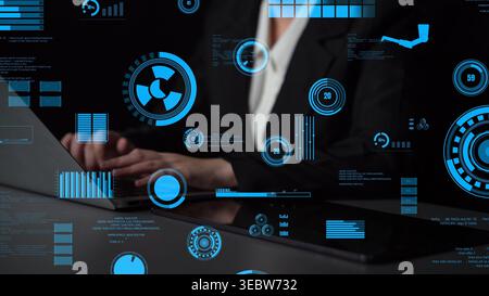 Ein Geschäftsexperte arbeitet an einem Laptop inmitten dynamischer, blauer digitaler Datenvisualisierungen und präsentiert moderne Finanzanalysen und innovative Lösungen Stockfoto