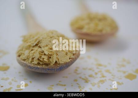 Nährhefe auf Holzlöffeln in der Küche Stockfoto