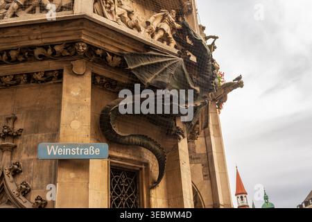 Bronzeskulptur an der Ecke des Neuen Rathauses an der Kreuzung Weinstraße und Marienplatz, Münchner Altstadt, Bayern Stockfoto