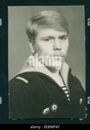 Atelierporträt des Seemanns in Marineuniform, 1973. Authentisches sowjetisches Foto. Stockfoto