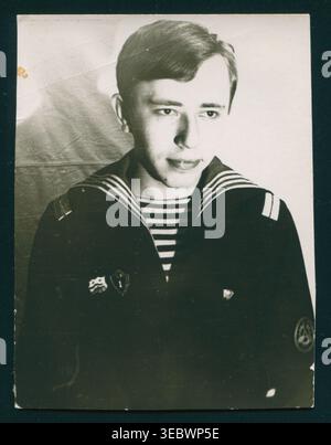 Atelierporträt des Seemanns in Marineuniform, 1970er Jahre Authentisches sowjetisches Foto. Stockfoto
