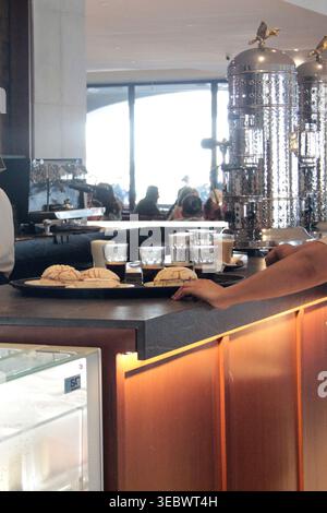 Veracruz, Mexiko - 27. Oktober 2025: Innenraum der Cafeteria La Parroquia de Veracruz auf dem Malecon des Hafens der Hauptstadt, um traditionelle Getränke zu trinken Stockfoto