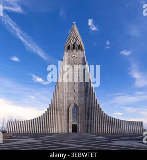 Die lutherische Pfarrkirche Hallgrimskirkja ist die größte Kirche im Zentrum der Innenstadt von Reykjavik im isländischen Sommer Stockfoto