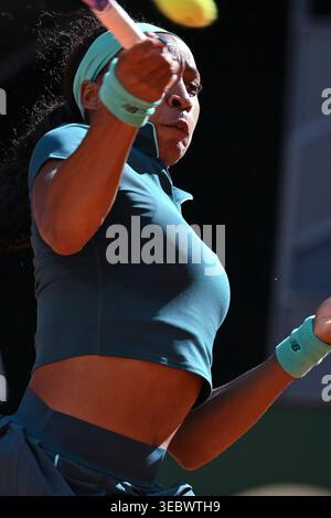 Madrid, Spanien. April 2026. Coco Gauff aus den Vereinigten Staaten gegen Linda Noskova aus Tschechien während des Mutua Madrid Open Frauenspiels 2026 am 8. Tag in La Caja Magica Credit: SOPA Images Limited/Alamy Live News Stockfoto