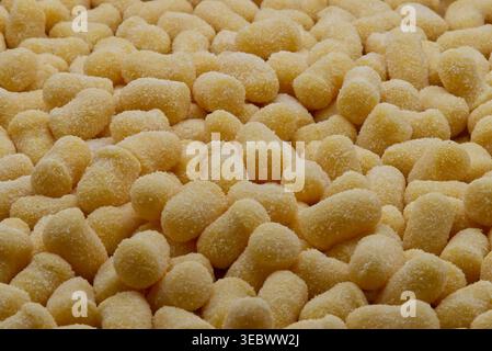 Eine Nahaufnahme der frischen, ungekochten, hausgemachten italienischen Kartoffelgnocchi, bedeckt mit weißem Mehl. Stockfoto