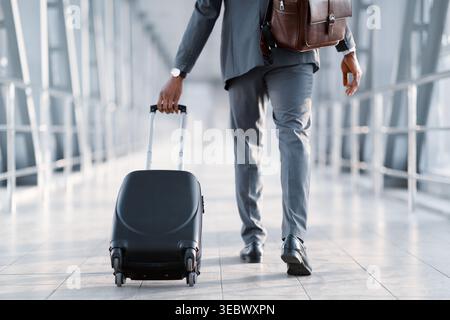 Business Reise. Geschäftsmann mit Koffer, Rückansicht Stockfoto