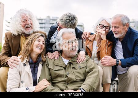 Verschiedene Seniorenfreunde lachen zusammen und genießen die pensionierte Gemeinschaft Stockfoto