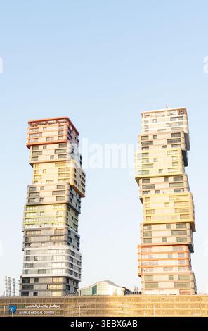 Lusail City, Katar - 29. September 2025: Ein vertikaler Blick am frühen Morgen auf die einzigartigen Jenga-artigen Marina Twin Towers in Lusail City, Katar Stockfoto