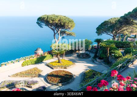 Ravello, wunderschöne italienische Küste mit lebhaften Blumen und einem einsamen Baum mit Blick auf das Meer Stockfoto