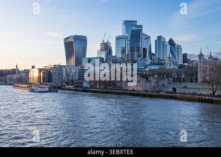 Skyline des Londoner Finanzviertels auf der anderen Seite der Themse. London, UK, 30. März 2024 Stockfoto