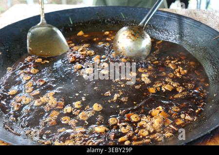 Nahaufnahme der Kochbasis für Me Goreng, Mischung aus Knoblauch, Zwiebeln, Chilipaste, Sojasauce, austernsauce und Gewürze, die in Wok gebraten werden, Tradition Stockfoto