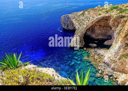 Blaue Grotte, Malta. Natursteinbogen und Meereshöhlen. Stockfoto