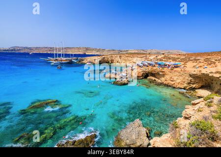 Comino Island, Malta. Blaue Lagune und Gozo Island im Hintergrund. Stockfoto