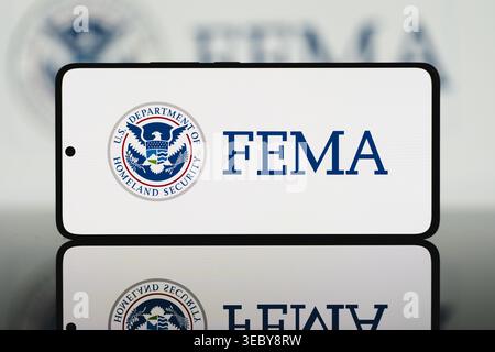 FEMA-Logo auf einem Smartphone-Bildschirm, Markenidentität der Federal Emergency Management Agency auf Mobilgeräten für Notfallmanagement und Katastrophen Stockfoto
