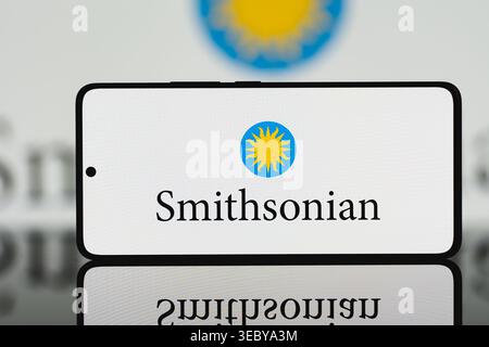 Logo der Smithsonian Institution auf einem Smartphone-Bildschirm, Markenidentität von Museen und Forschungsorganisationen auf Mobilgeräten für Bildung und Kultur Stockfoto