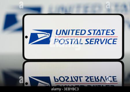 USPS-Logo auf einem Smartphone-Bildschirm, Logo des United States Postal Service auf Mobilgeräten für Postzustellungs- und Versanddienste Stockfoto