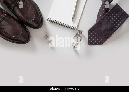 Grußkarte zum Happy Vathers Day mit Herrenaccessoires. Stockfoto