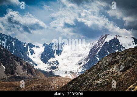 Blick auf die Igly Tuyuk Su Gipfel in den Tien Shan Bergen, Almaty Stockfoto