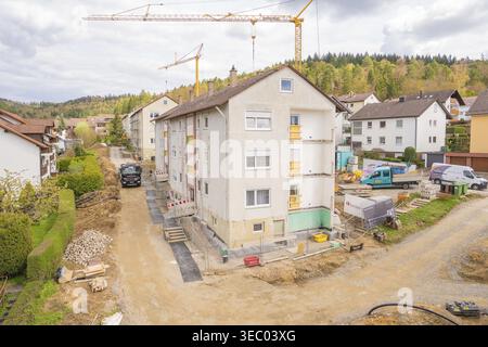 Wohnsiedlung im Bau mit Kränen im Hintergrund, Wohnrenovierung, Nagold, Bezirk Calw, Deutschland Stockfoto