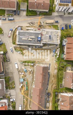 Baustelle und umliegende Wohngebäude aus der Luft, Darstellung der Straßenlage und des Baufortschritts, Renovierung von Wohngebäuden, Na Stockfoto