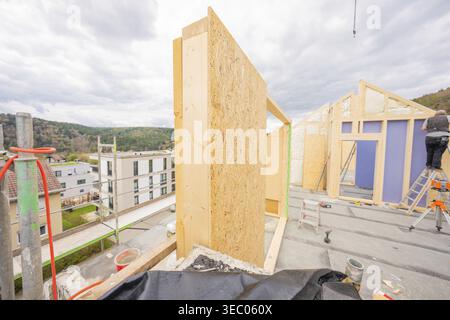 Ein teilweise montiertes Dach auf einer Baustelle mit umliegenden Gebäuden, Wohnrenovierung, Nagold, Bezirk Calw, Deutschland Stockfoto