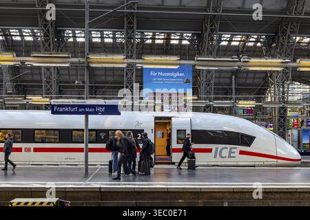 Frankfurter Hauptbahnhof mit Bahnsteig, ICE und Fahrgästen. Frankfurt am Main, Hessen, Deutschland Stockfoto