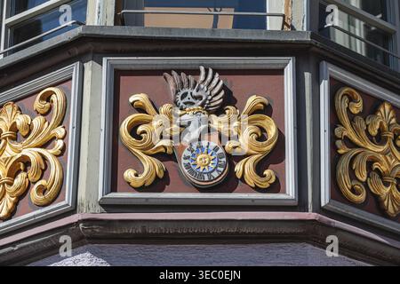 Detailansicht eines kunstvoll dekorierten Erkerfensters in der historischen Altstadt von Rottweil, Bezirk Rottweil, Baden-Württemberg, Deutschland Stockfoto