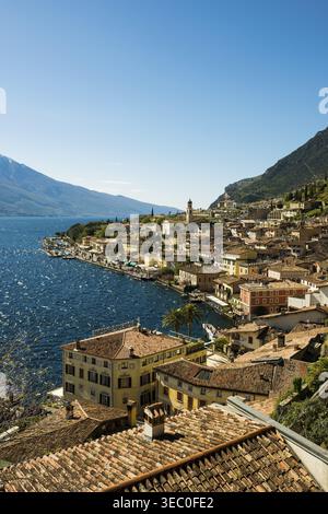 Malerisches Dorf und farbenfrohe Häuser am See und steilen Bergen, Limone sul Garda, Gardasee, Provinz Brescia, Lombardei, Italien Stockfoto