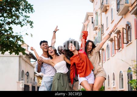 Eine bunte Gruppe von Freunden zelebriert Freude und Zweisamkeit auf Reisen und drückt pures Glück aus Stockfoto