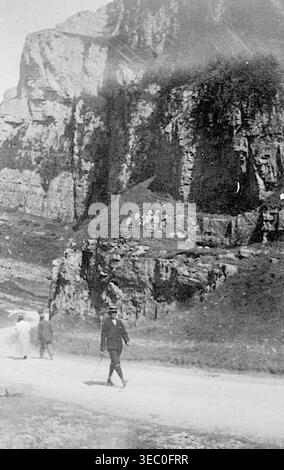 Wanderer bewegen sich auf einem unebenen Pfad im Pass of the Mendips, 1899, mit steilen Klippen, die sich hinter ihnen erheben. Figuren in kontrastierender Kleidung verwenden Stöcke auf unebenem Boden und bilden so eine spätviktorianische Outdoor-Szene mit Reisen, Landschaft und rauem Gelände. Aus einem späten viktorianischen Album mit kleinen Fotos, die von einem Amateurfotografen aufgenommen wurden. Die meisten stammen zwischen 1898 und 1901 und scheinen auf die Familie von John White (möglicherweise aus Sth London), einem Bauunternehmer und Bauunternehmer, zu beziehen. Die Qualität der Originalfotos war variabel und viele waren verblasst und verfärbt. Stockfoto