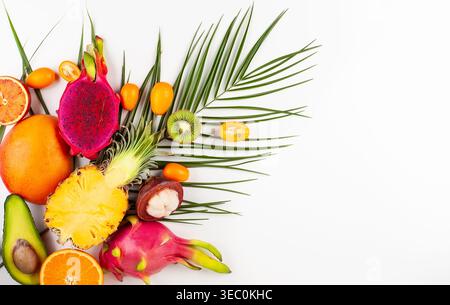 Stillleben mit frischen exotischen Früchten auf einem Palmblatt. Konzept der gesunden Ernährung mit Früchten. Draufsicht. Stockfoto
