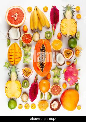 Stillleben mit frisch sortierten exotischen Früchten auf weißem Hintergrund. Konzept der gesunden Ernährung mit Früchten. Draufsicht. Stockfoto