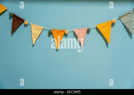 Farbenfrohe Flaggendekoration hängt in der Kindertagesstätte Stockfoto