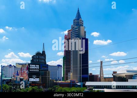Die nachgebildete New Yorker Skyline und das New York-New York Hotel erheben sich vor einem hellblauen Himmel auf dem Las Vegas Strip, Nevada, USA. Stockfoto
