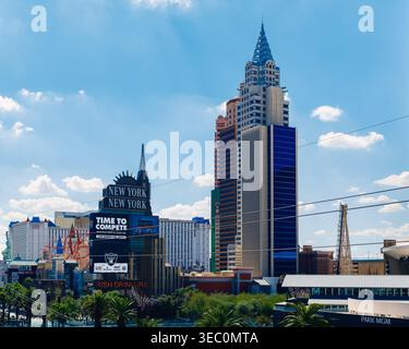 Die nachgebildete New Yorker Skyline und das New York-New York Hotel erheben sich vor einem hellblauen Himmel auf dem Las Vegas Strip, Nevada, USA. Stockfoto