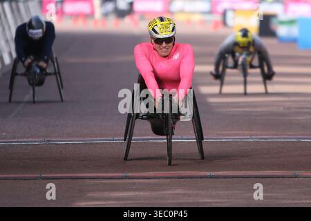 Catherine Debrunner aus der Schweiz feiert nach dem Sieg beim Womens Rollstuhlrennen beim TCS London Marathon 2026 Stockfoto