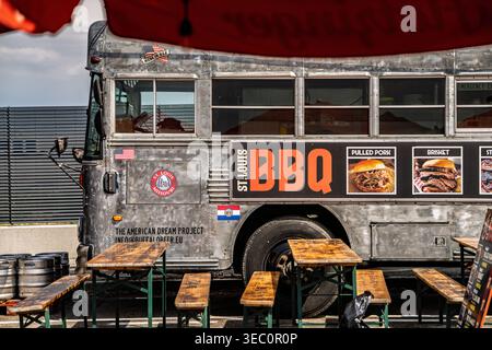 Mailand, italien 21. april 2026: st. Louis bbq Food Truck serviert geräuchertes Pulled Schweinefleisch und Brustfleisch aus seiner alten mobilen Küche bei einer Sommerveranstaltung im Freien Stockfoto