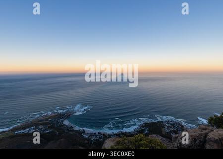 Ein ikonischer Sonnenaufgang von Löwen aus über den Atlantischen Ozean und die wunderschöne Küste der westlichen kap-Halbinsel mit einer einzigartigen Perspektive auf Stockfoto