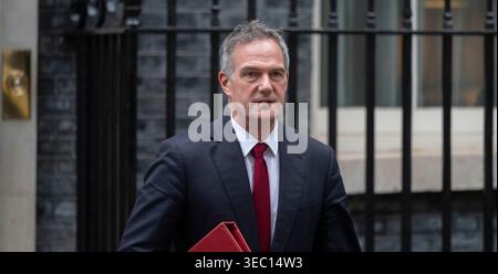 Downing Street, London, Großbritannien. April 2026. Nach der wöchentlichen Kabinettssitzung verlassen die Minister die Downing Street 10: Peter Kyle, Abgeordneter des Außenministers für Wirtschaft und Handel. Quelle: Malcolm Park/Alamy Live News Stockfoto