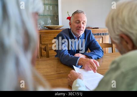 Altersvorsorge und finanzielle Absicherung Schlüsselkonzepte sind Senior, Altersvorsorge, finanzielle Absicherung, Immobilienverwaltung, Berufsausbildung A Stockfoto