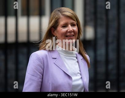 Downing Street, London, Großbritannien. April 2026. Nach der wöchentlichen Kabinettssitzung verlassen die Minister die Downing Street 10: Baroness Chapman of Darlington, Staatsministerin (Internationale Entwicklung). Quelle: Malcolm Park/Alamy Live News Stockfoto