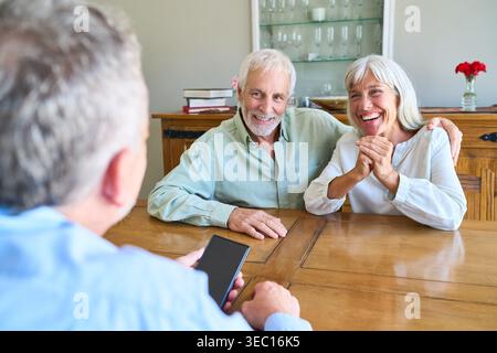 Altersvorsorge und Finanzberatung für Senioren Schlüsselkonzepte sind Senior, Altersvorsorge, Finanzberatung, langfristige Sicherheit, Nachlass-Pl Stockfoto