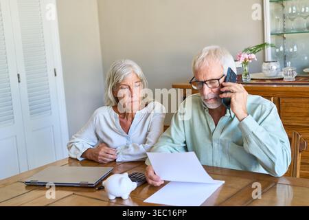 Altersvorsorge und finanzieller Schutz für Senioren Schlüsselkonzepte sind Senior, Altersvorsorge, finanzielle Absicherung, Vermögensverwaltung, EST Stockfoto