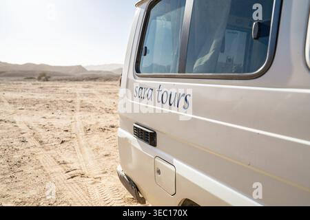 Marsa alam, ägypten 21. april 2026: Weißer Tourenbus von sara führt durch die Wüstenlandschaft in der Nähe von marsa alam, ägypten und bietet Abenteuer und reisen Stockfoto