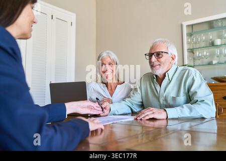 Altersvorsorge und finanzielle Absicherung Schlüsselkonzepte sind Senior, Altersvorsorge, finanzielle Absicherung, Erbschaft, Vermögensverwaltung, re Stockfoto